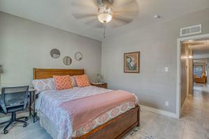 埃尔帕索Close to Everything Cozy Duplex B in Downtown, UTEP, Hospitals的一间卧室配有一张床、一张桌子和吊扇