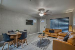 埃尔帕索Close to Everything Cozy Duplex B in Downtown, UTEP, Hospitals的客厅配有沙发和桌子