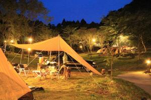 南伊豆町ぼっちの森的帐篷在晚上在田野里搭建