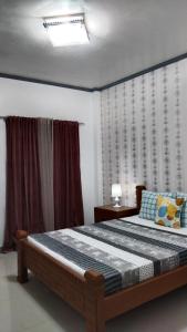 马拉帕斯加ELEN INN - Malapascua Island Air-conditioned Room2的一间卧室,卧室内配有一张大床