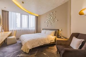 北京北京乾元酒店的酒店客房,配有床和沙发