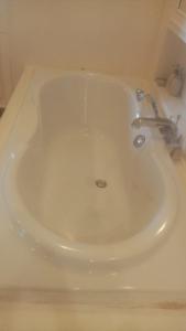 琅勃拉邦露塞公寓式酒店的浴室内设有一个白色水槽和水龙头