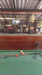 通奈潘海滩大通乃潘斑布旅馆的酒吧设有台球桌,上面有球
