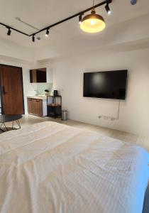 头城幸福M&M House-龜山日出溫泉景觀宅的大房间设有一张大床和一台平面电视