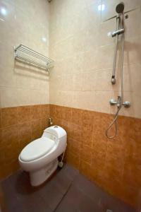 秾莎OYO 92932 Guesthouse Marbella的一间带卫生间和淋浴的浴室