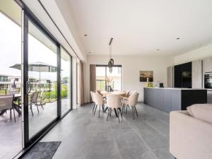 泽沃德Cosy, modern family villa up to 6p in Flevoland in a wonderful environment的开放式厨房以及带桌椅的用餐室。