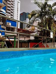 巴拿马城Hostal Panama Experience的蓝色游泳池,其建筑背景为: