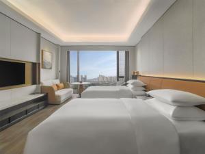 宁海宁海喜来登酒店的酒店客房设有两张床和一台平面电视。