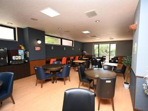 石垣岛ホテルアビアンパナ石垣島的用餐室设有桌椅和窗户。