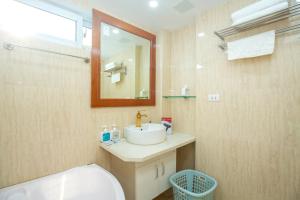 河内Sumitomo11 Apartment 5-39 Linh Lang的一间带水槽、卫生间和镜子的浴室