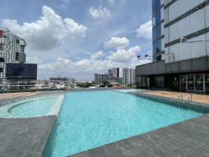 曼谷曼谷市集酒店的大楼顶部的大型游泳池