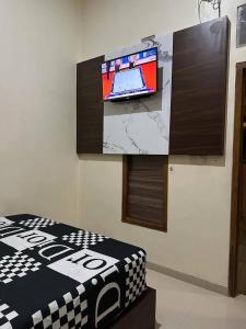 KemiriDavid Guesthouse by XNR的墙上的平面电视