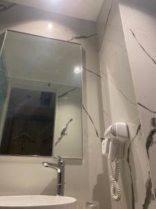 KemiriDavid Guesthouse by XNR的浴室位于墙上,设有水槽旁的电话