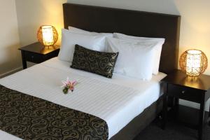 安全海滩安全海滩汽车旅馆的酒店客房,设有一张带2个床头柜的床