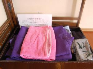 白川村Oyado Yunosato的装有紫色毛巾的盒子
