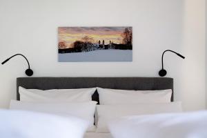巴特特尔茨Ferienwohnung Schwaiger Almblick的一张带两个白色枕头和两盏灯的床