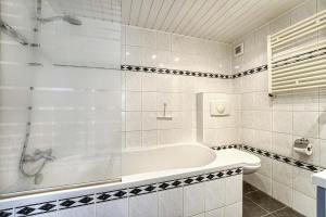 滨海卡特韦克't Hoekhuisje的白色的浴室设有浴缸和卫生间。