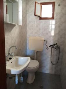 干尼亚利托旅馆的一间带卫生间和水槽的浴室