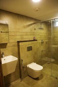 阿鲁法Mezkar Residency的浴室配有卫生间、淋浴和盥洗盆。