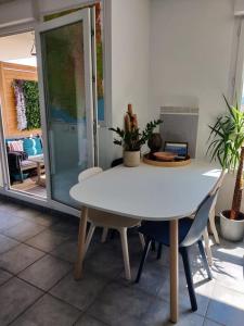Monnetier-MornexCharmant appartement avec magnifique vue的客房内的白色桌椅