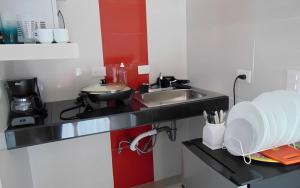 坎昆Departamentos Villas Capdeviel的厨房配有水槽和台面