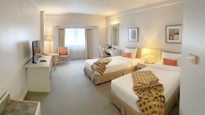 清迈兰纳宫殿2004酒店的酒店客房设有两张床和电视。