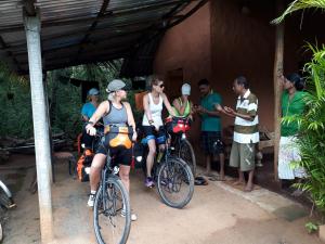 卡特勒格默Yala Big Game Drive with Heina Eco Team (3 Day 2 Night)的一群人骑着自行车走出房子
