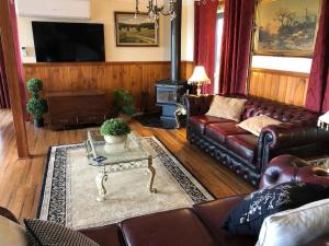 蒙恩维优Mount Baker Retreat - Entire Home的客厅配有真皮沙发和桌子