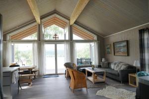 HurdalLuxury Norwegian Cottage的带沙发和大窗户的客厅