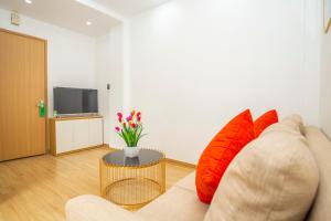 河内Sumitomo11 Apartment 5-39 Linh Lang的客厅配有红色枕头的沙发