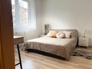 布达佩斯Corvin Promenade Crystal的一间卧室配有一张床、一张书桌和一个窗户。