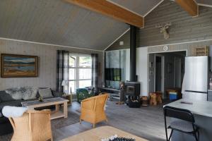 HurdalLuxury Norwegian Cottage的客厅配有沙发和桌子