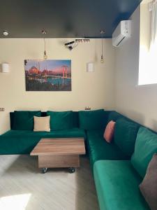 利沃夫Апартаменти Underground&SPA的客厅配有绿色沙发和茶几