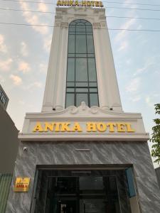 下龙湾Anika Hotel的钟楼前有酒店标志