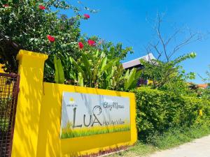 会安Chez Mimosa Hoi An - LUA Retreat的花 ⁇ 上的黄色标志