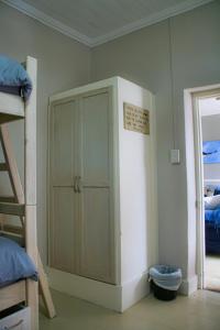 兰格班Cozy Corner Backpackers的一间设有双层床的房间,配有橱柜