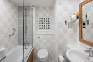 霍利假日伦敦盖特威克机场酒店的浴室配有卫生间、盥洗盆和淋浴。