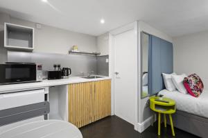 伦敦Unique single occupancy studio的小型公寓 - 带厨房和床