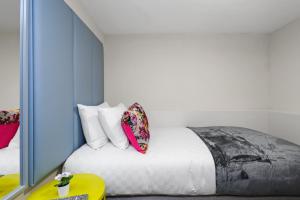 伦敦Unique single occupancy studio的一间卧室配有带白色床单和枕头的床。