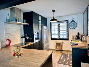 Chennevières-sur-MarneFamily Oasis with 3 bedrooms near Paris的厨房配有蓝色橱柜和木制台面