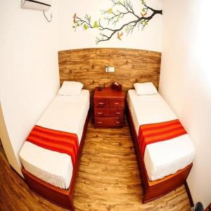 科伦坡城市休闲福特酒店的客房设有两张床,铺有木地板。