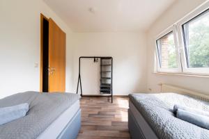 埃默里希Stay & Work - 6 single beds - central的一间卧室配有两张床和镜子