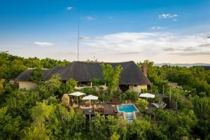 法尔瓦特Bushwa Private Game Lodge的茅草屋顶房屋的空中景致