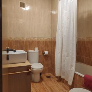 里瓦德奥La Mariña的一间带卫生间和淋浴帘的浴室