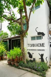 清迈Town Home by The Warehouse Chiang Mai的建筑的一侧有猫的标志