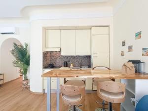 尼斯France 66 4 Pers AC WiFi的厨房配有木制台面和凳子