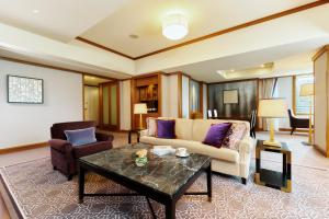 东京东京帝国酒店的客厅配有沙发和桌子
