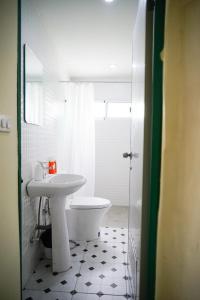 清迈Town Home by The Warehouse Chiang Mai的浴室配有白色水槽和卫生间。