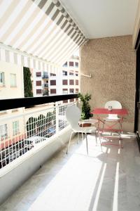 圣拉斐尔Appartement T3 plein centre的阳台配有红色的桌子和椅子。