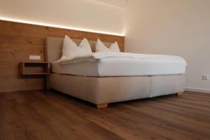 OberaichwaldKeuschengut的一间卧室配有带白色床单和枕头的床。